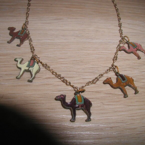 Vintage golden necklace with dangling enamel camels RARE - Picture 7 of 7
